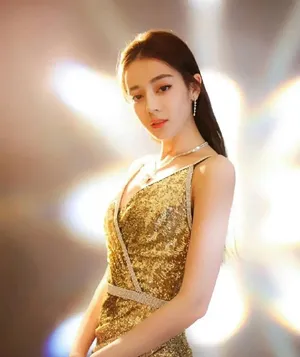 金光闪闪的迪丽热巴吊带妩媚诱惑写真_7