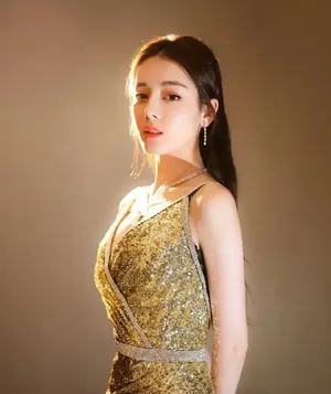 金光闪闪的迪丽热巴吊带妩媚诱惑写真_8