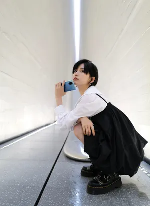 成果白衣黑裙简约风写真图片