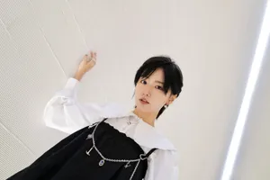 成果白衣黑裙简约风写真图片
