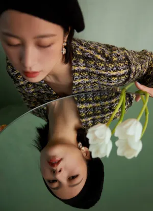 周雨彤格子套装性感写真图片_3