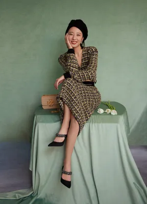 周雨彤格子套装性感写真图片_7