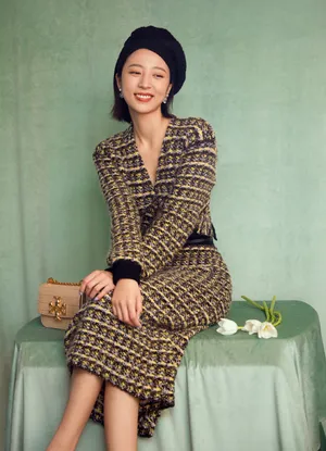 周雨彤格子套装性感写真图片_8