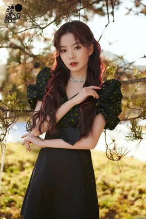 硬糖少女陈卓璇红发黑裙性感写真图片