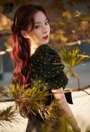 硬糖少女陈卓璇红发黑裙性感写真图片_2