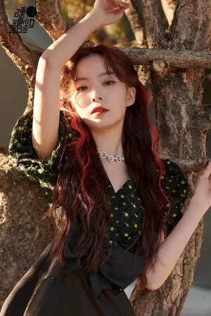 硬糖少女陈卓璇红发黑裙性感写真图片_4