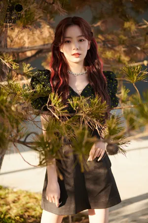 硬糖少女陈卓璇红发黑裙性感写真图片_5