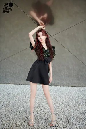 硬糖少女陈卓璇红发黑裙性感写真图片_7