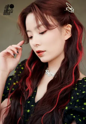 硬糖少女陈卓璇红发黑裙性感写真图片_8