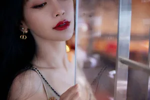 Angelababy卷发优雅迷人写真图片