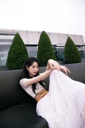 袁冰妍束腰白裙性感写真图片_1