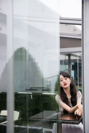 袁冰妍束腰白裙性感写真图片