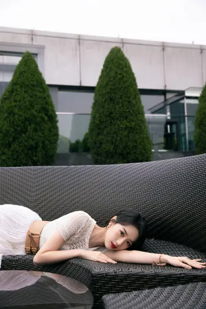 袁冰妍束腰白裙性感写真图片_2