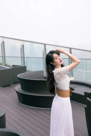 袁冰妍束腰白裙性感写真图片_5