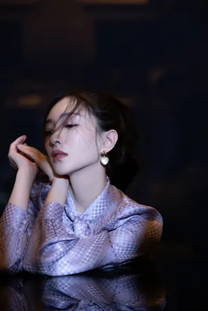 江疏影冷艳暗夜大片写真图片_3