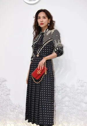 王霏霏卷发造型复古风情美照图片