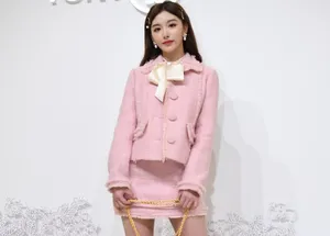 王霏霏卷发造型复古风情美照图片