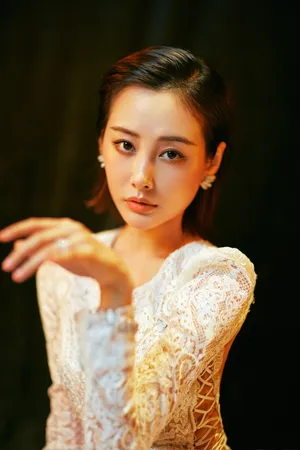 李纯白色蕾丝镂空礼服性感写真图片