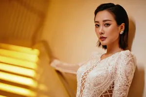 李纯白色蕾丝镂空礼服性感写真图片