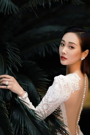 李纯白色蕾丝镂空礼服性感写真图片_4