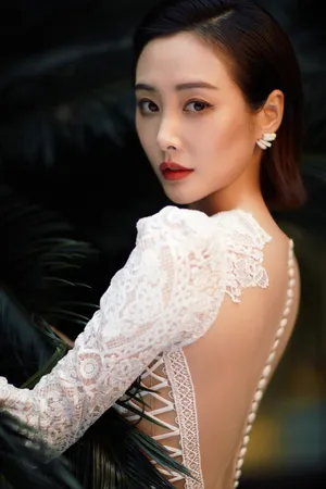 李纯白色蕾丝镂空礼服性感写真图片_7