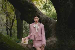 孔雪儿粉色套装性感写真图片_2