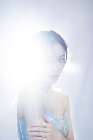 袁姗姗白纱长裙优雅写真图片