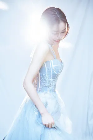 袁姗姗白纱长裙优雅写真图片_2