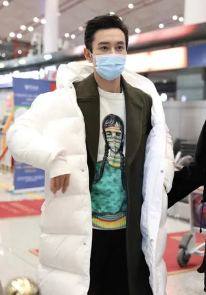 黄晓明羽绒服帅气时尚机场照图片