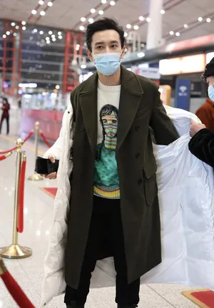 黄晓明羽绒服帅气时尚机场照图片_3