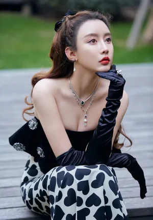 周麟嘉爱心鱼尾裙魅力性感写真