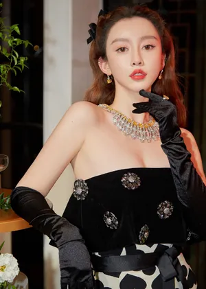 周麟嘉爱心鱼尾裙魅力性感写真