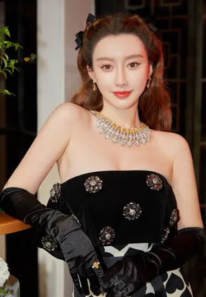 周麟嘉爱心鱼尾裙魅力性感写真_2