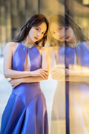 张嘉倪紫色流光公主裙性感写真图片