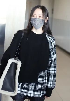 张靓颖牛仔外套潮酷靓丽机场照图片_1