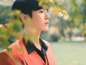 李汶翰枫红西装文艺写真图片_13