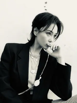 张馨予黑色西装利落帅气美照图片_1