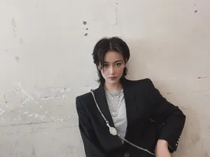 张馨予黑色西装利落帅气美照图片_4