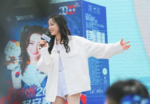 迪丽热巴性感短裤大长腿妩媚写真图片_2