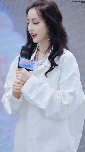 迪丽热巴性感短裤大长腿妩媚写真图片_3
