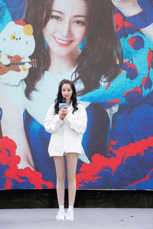 迪丽热巴性感短裤大长腿妩媚写真图片_5