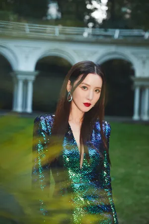 张萌绿色亮片裙性感写真图片_1