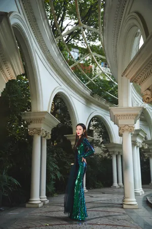 张萌绿色亮片裙性感写真图片_2