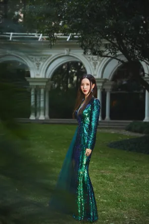 张萌绿色亮片裙性感写真图片_4