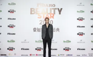 邓超元复古眼镜杀帅气图片写真