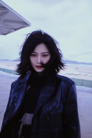 尚语贤性感酷黑皮衣写真图片