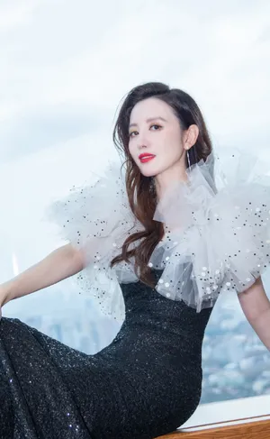 张萌闪钻黑裙性感美艳写真图片