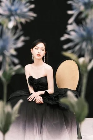 性感高冷女神唐嫣抹胸短裙写真图片_1