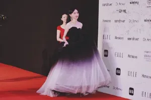 性感高冷女神唐嫣抹胸短裙写真图片_2