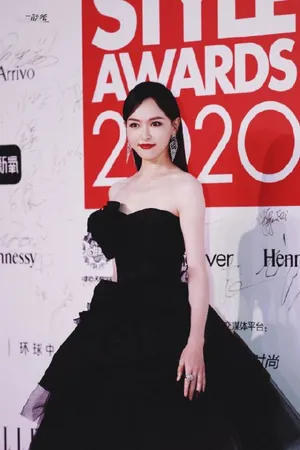 性感高冷女神唐嫣抹胸短裙写真图片_3